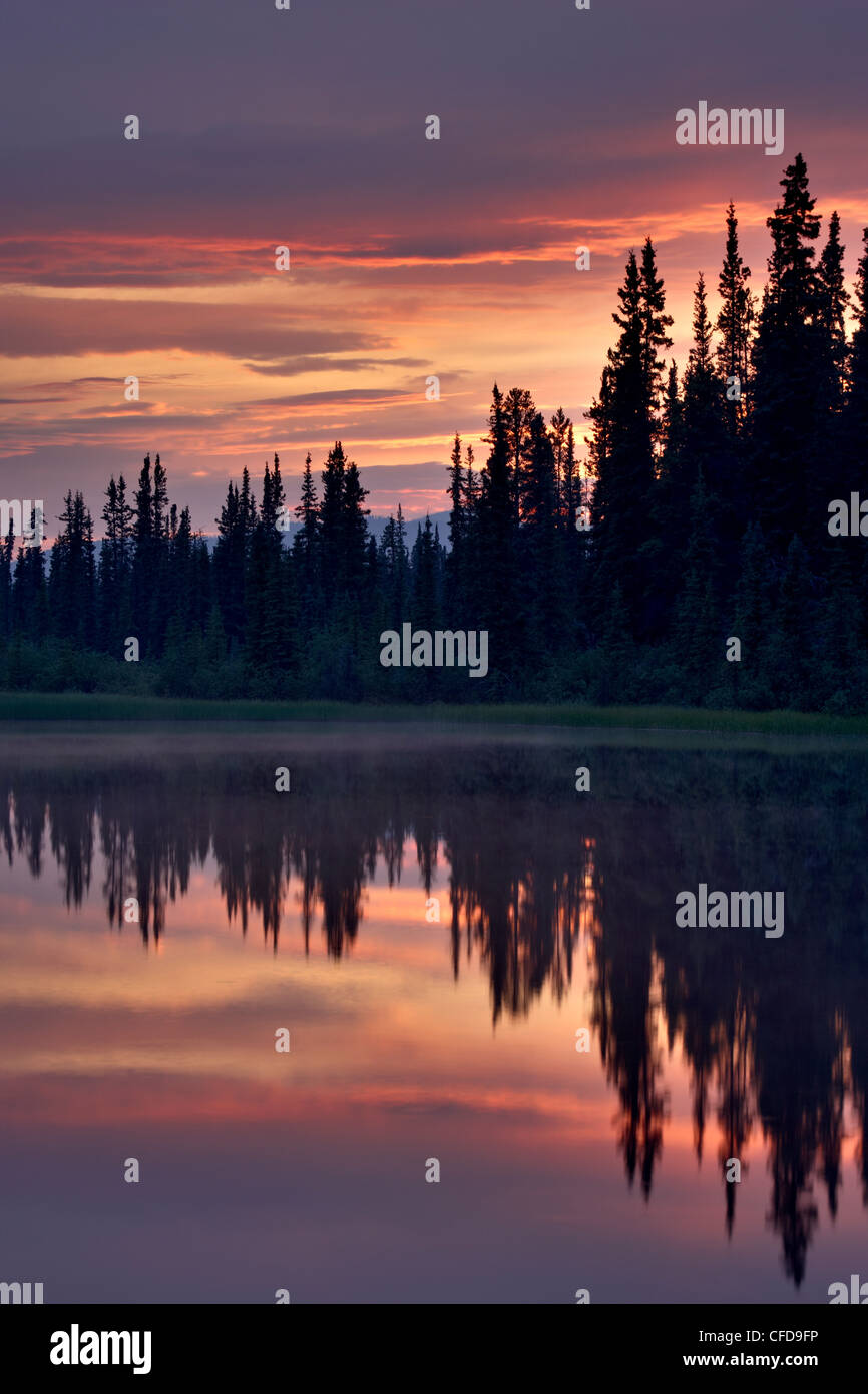 Sonnenuntergang an einem unbenannten See nahe Salmo See, Alaska Highway, Yukon Territorium, Kanada Stockfoto