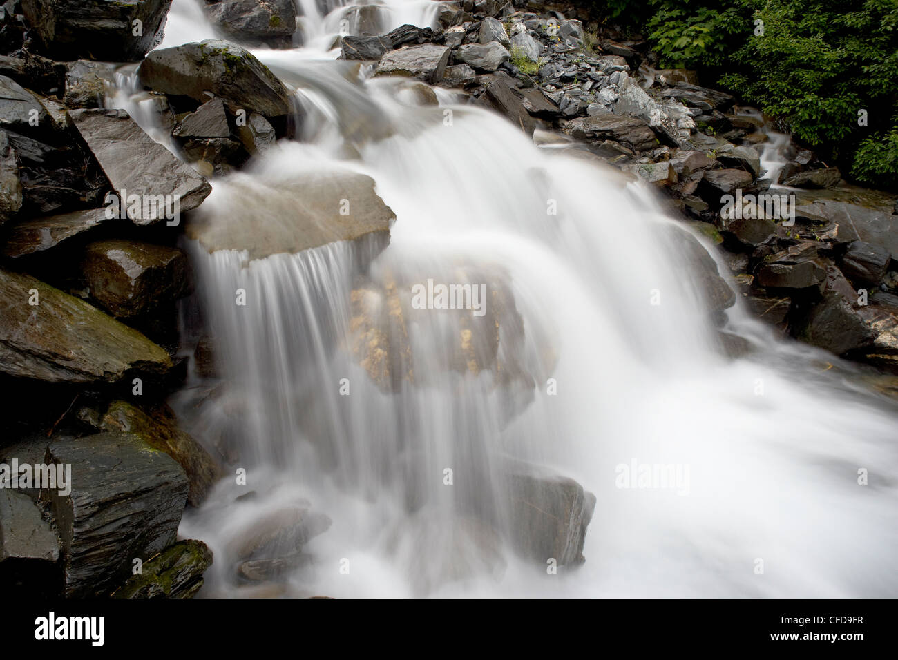 Wasserfall am Mineral Creek, Valdez, Alaska, Vereinigte Staaten von Amerika Stockfoto