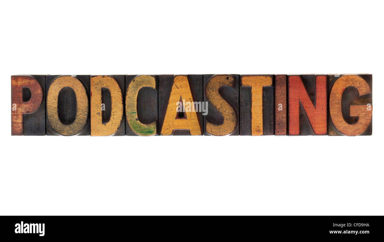Wort des Podcasting in Vintage Holz Buchdruck Blocktyp, befleckt von Tinte, isoliert auf weiss Stockfoto