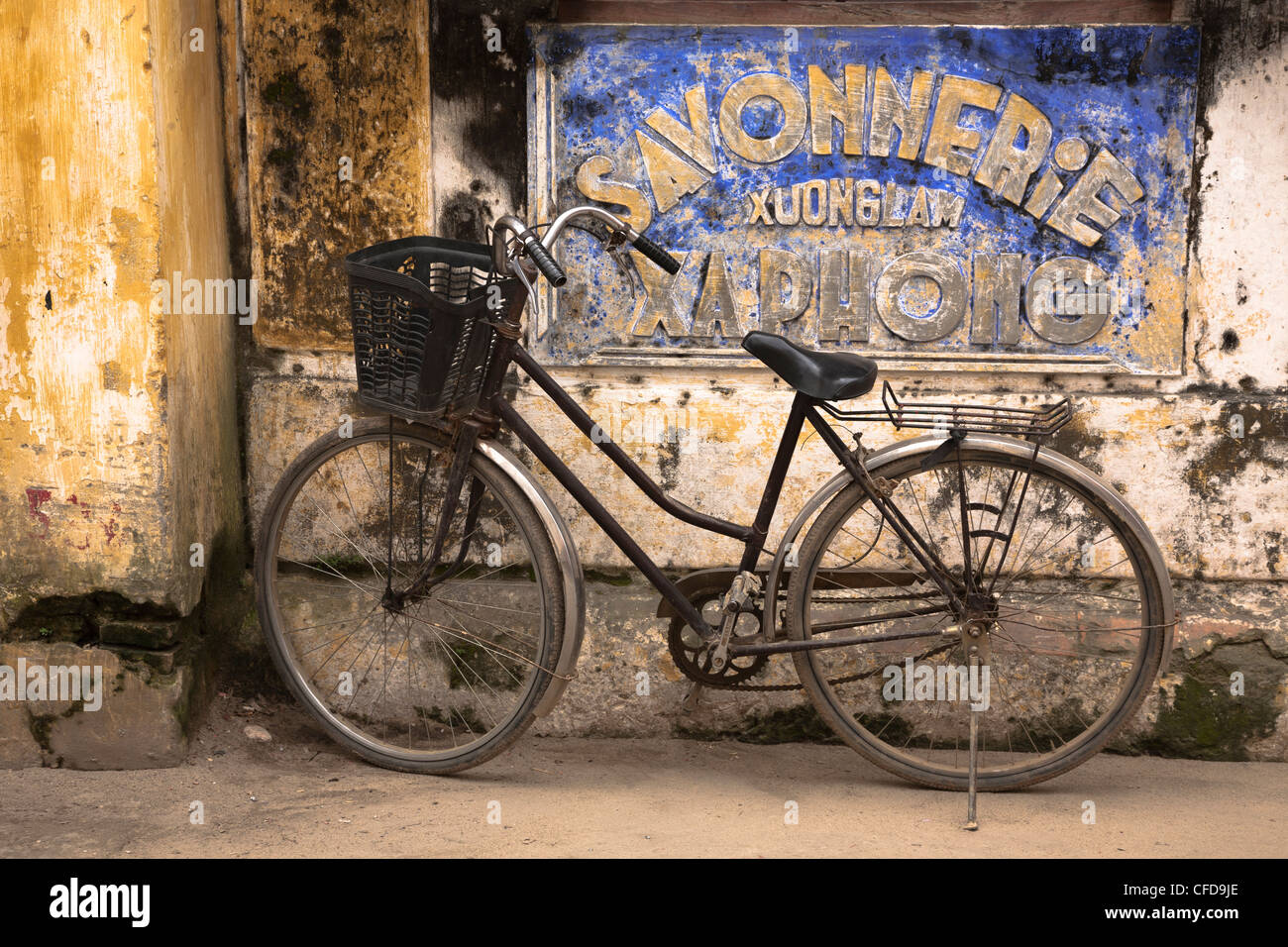 Fahrrad vor der alten Mauer, Hoi an, Vietnam Stockfoto