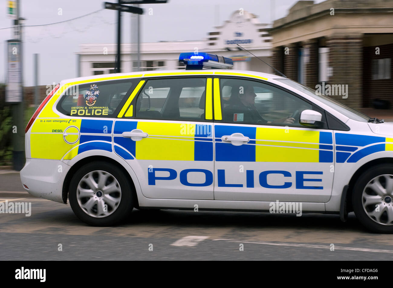 Devon und Cornwall Polizeiauto im Notruf, Polizei, Großbritannien, Polizeiauto, britische Kultur, Beleuchtungsausrüstung, Notfall Sirene, Kriminalität, Auto, Auftauchen Stockfoto