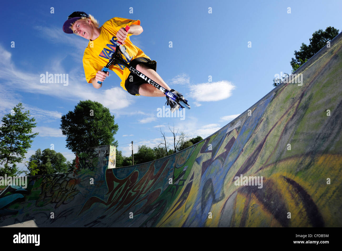 Junger Mann Durchführung Sprung mit Roller, skate-Park, München,  Oberbayern, Deutschland Stockfotografie - Alamy