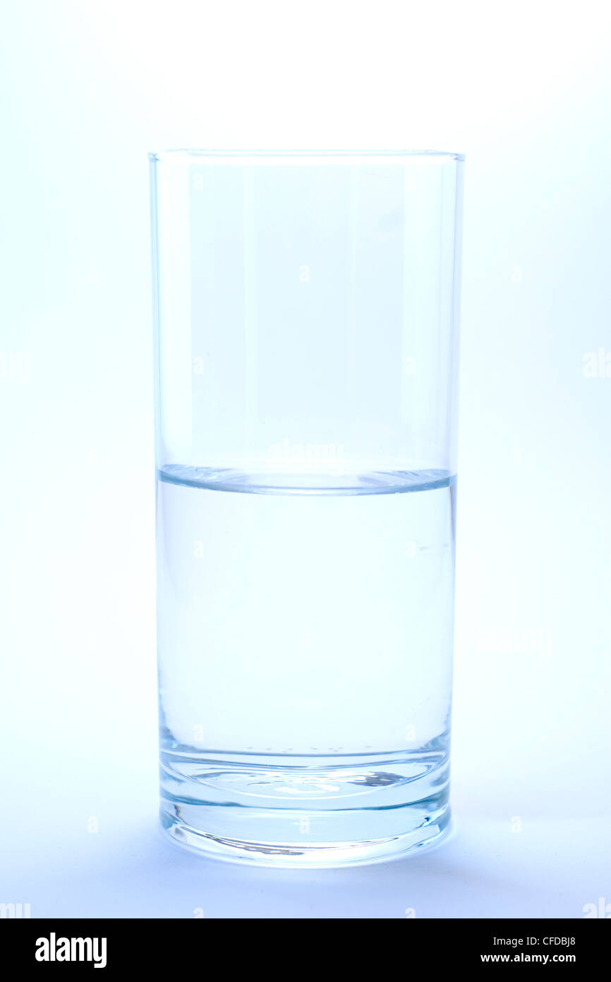 Glas Wasser, halb leer - halb voll Stockfoto