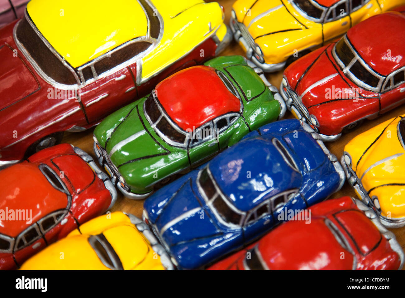 Reihen von bunten Modell traditionelle amerikanische Autos zum Verkauf an Touristen, Alt-Havanna, Kuba, Karibik, Mittelamerika Stockfoto