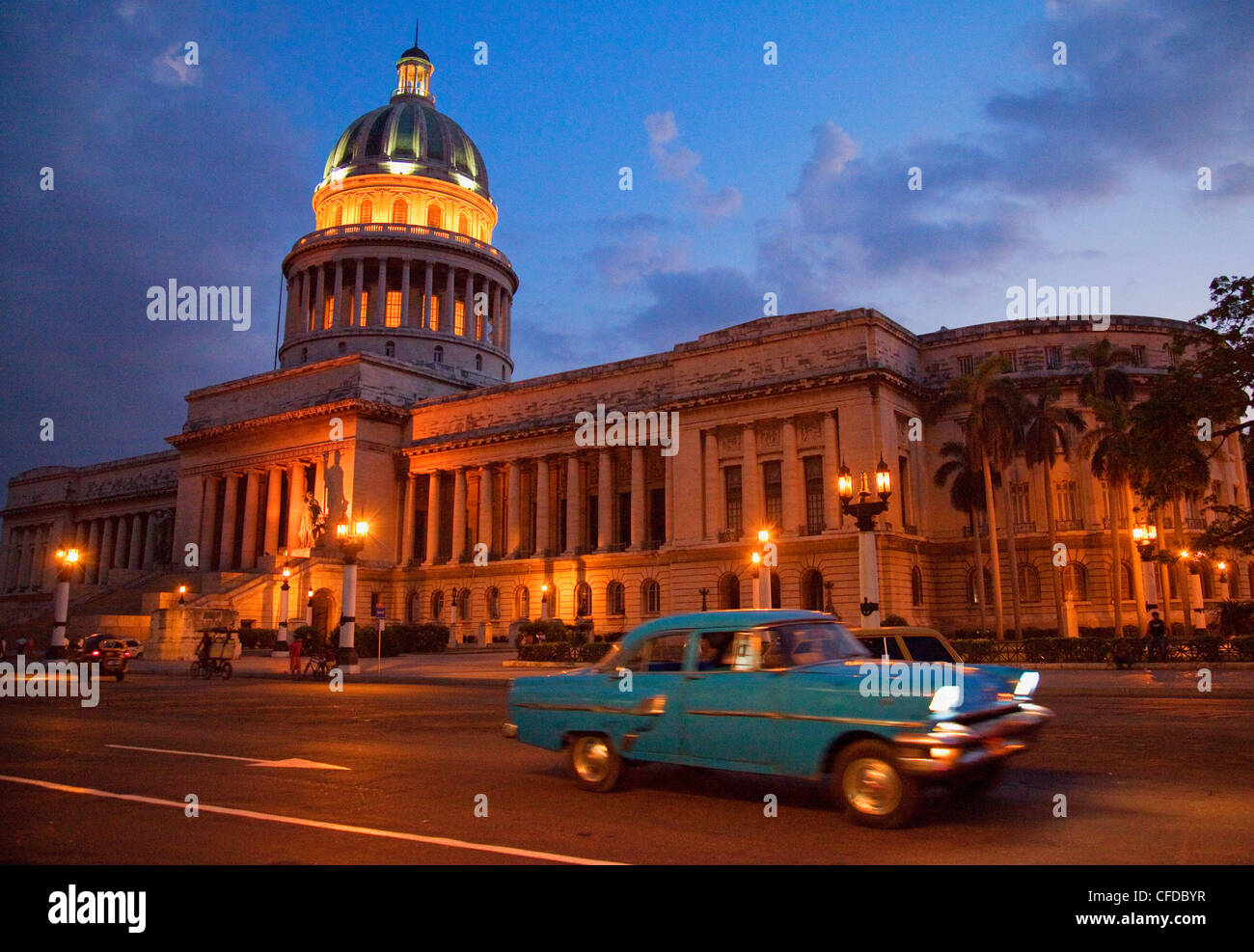 Traditionelle alte amerikanische Auto beschleunigt vorbei an dem Capitolio, bei Nacht, Havanna, Kuba, Karibik, Mittelamerika Stockfoto