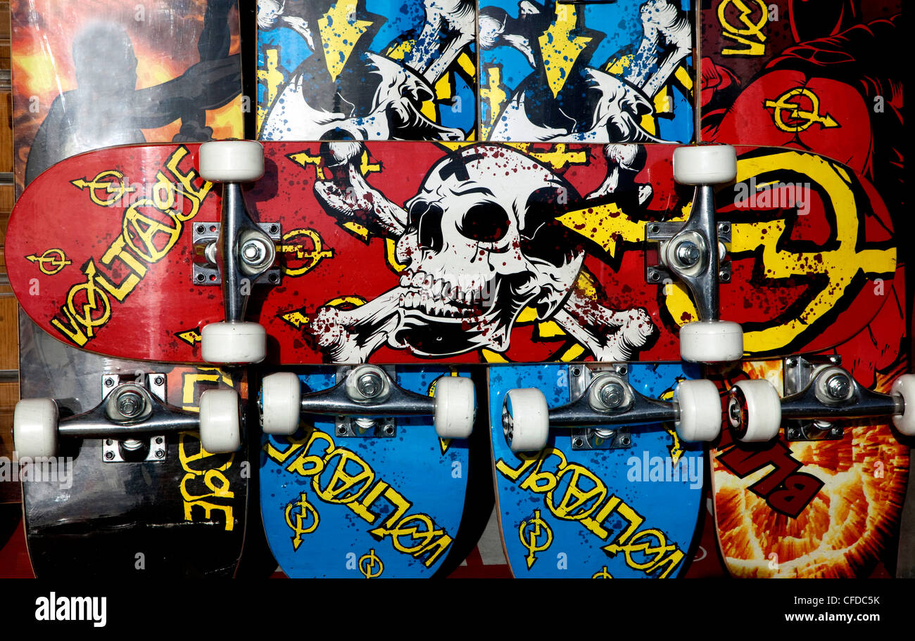 Skateboards auf dem Display in London Schaufenster Stockfoto