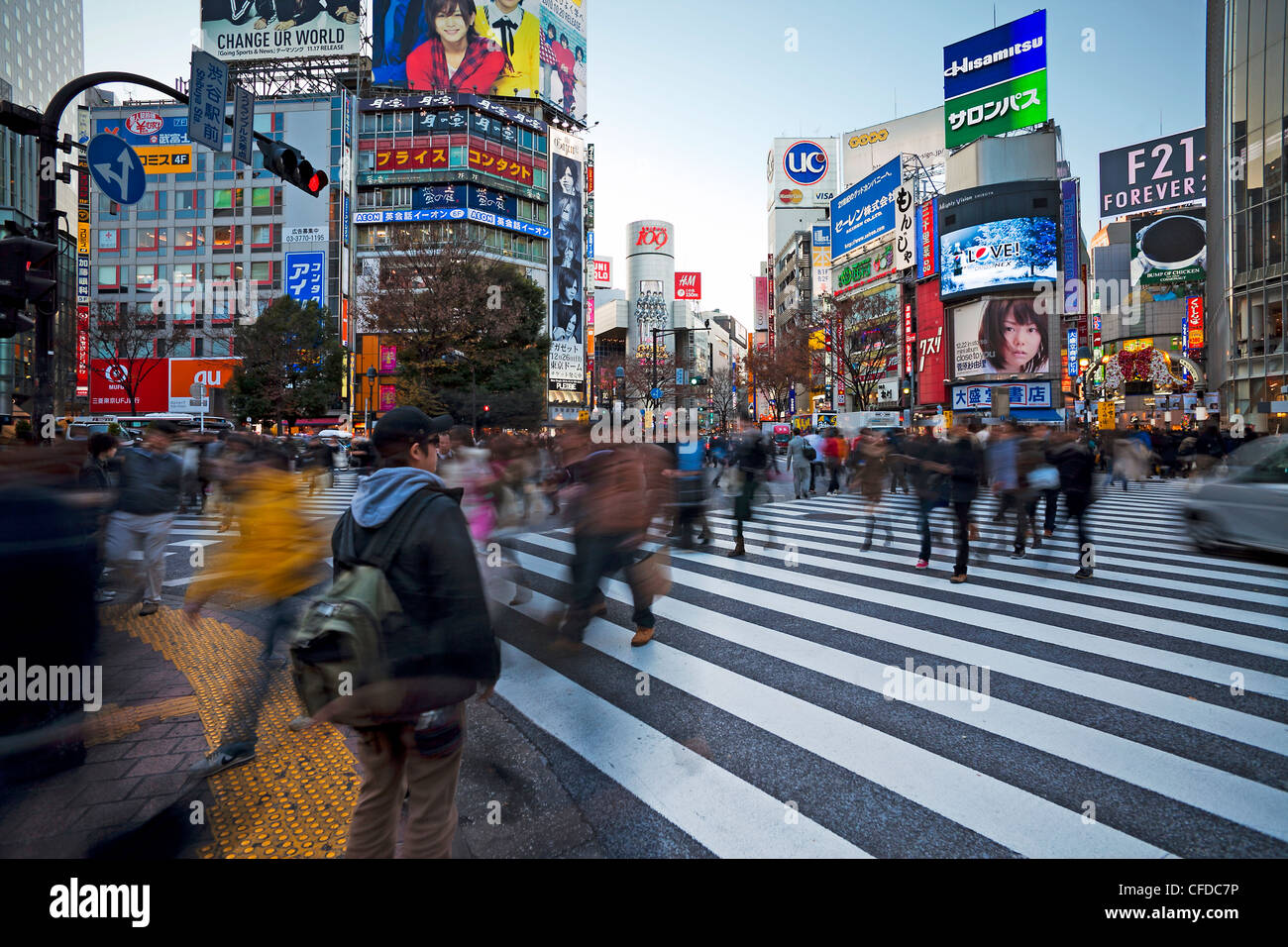 Massen, die Überquerung der berühmten Kreuzung Shibuya, Shibuya, Tokyo, Japan Stockfoto