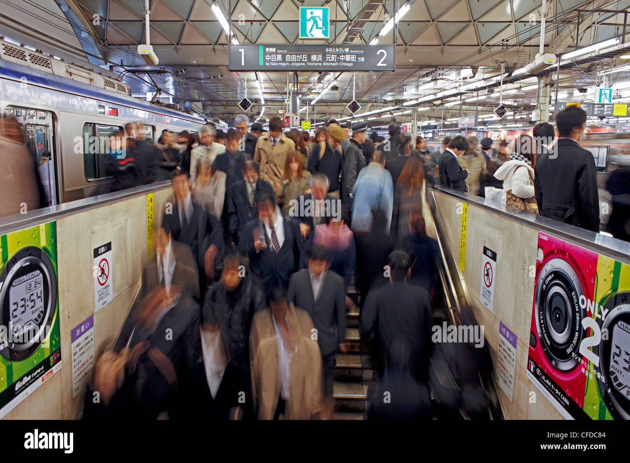 Pendler, die Bewegung durch Shibuya Station während der Hauptverkehrszeit, Stadtteil Shibuya, Tokyo, Japan, Asien Stockfoto