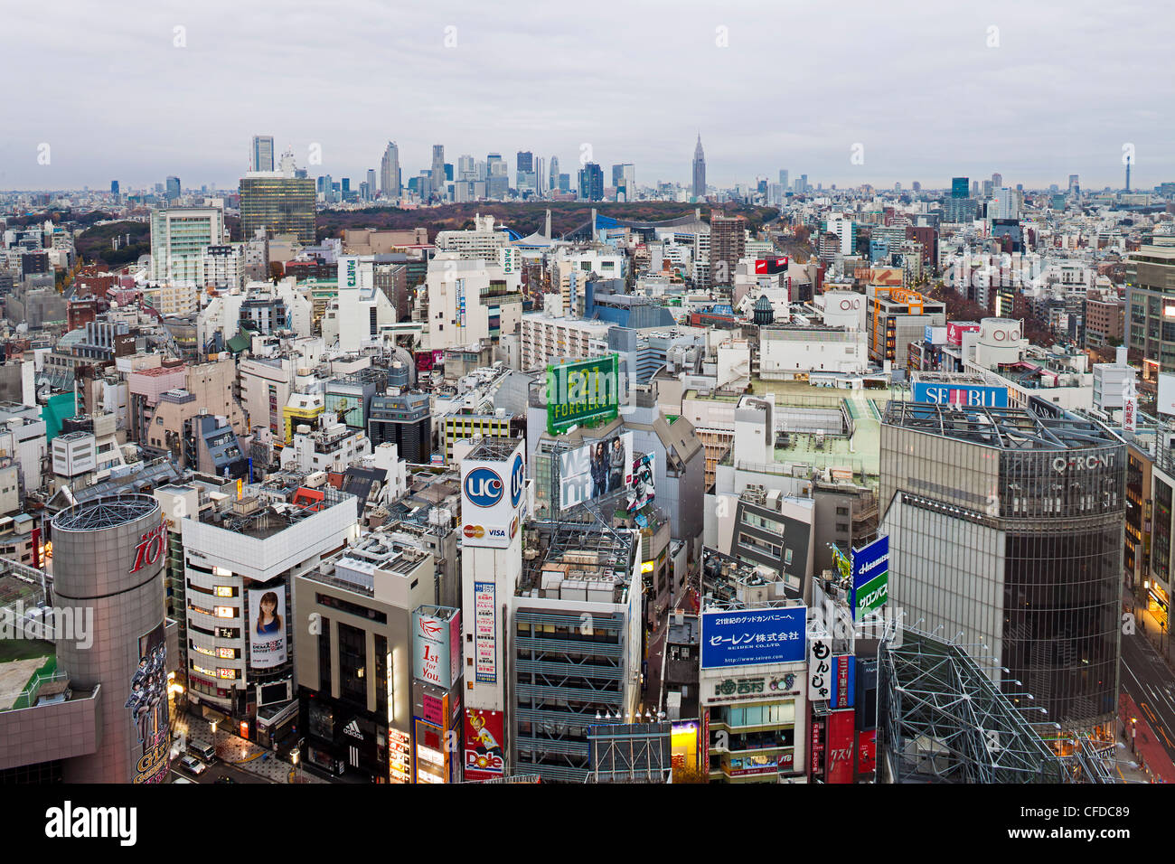 Erhöhten Blick auf Skyline von Shinjuku angesehen von Shibuya, Tokyo, Japan, Asien Stockfoto