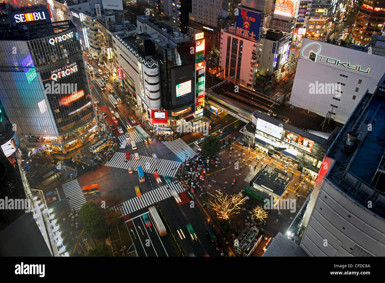 Massen der berühmte Shibuya Kreuzung überqueren. Shibuya, Tokyo, Japan Stockfoto