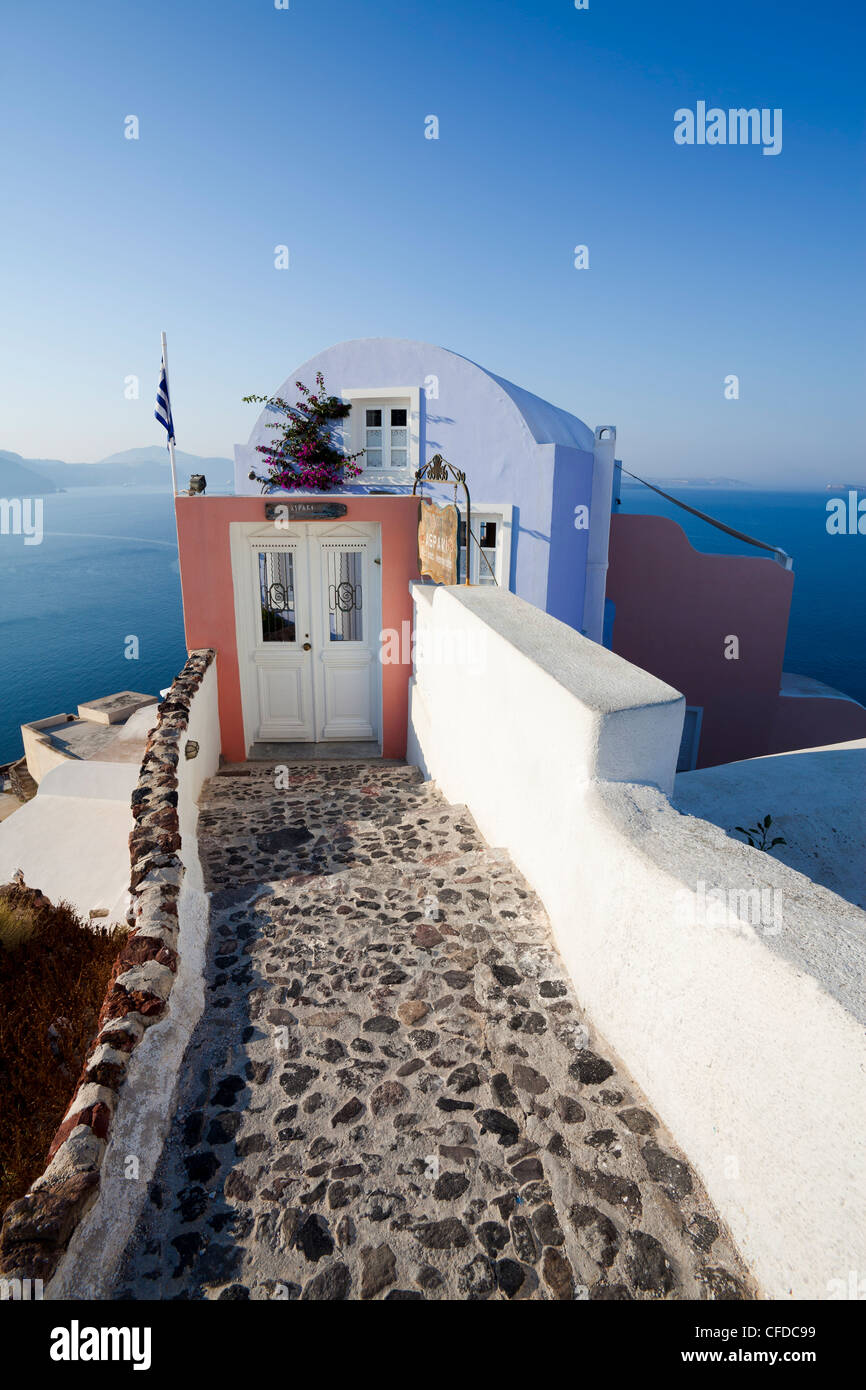 Eingang zu einem typischen Dorf in Oia, Santorini (Thira), Kykladen, griechische Inseln, Griechenland, Europa Stockfoto