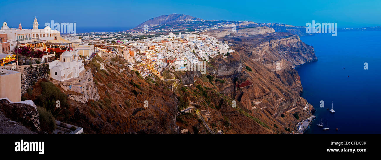Blick über die vulkanische Landschaft und die wichtigste Stadt Fira, Santorini (Thira), Kykladen, Ägäis, griechische Inseln, Griechenland Stockfoto