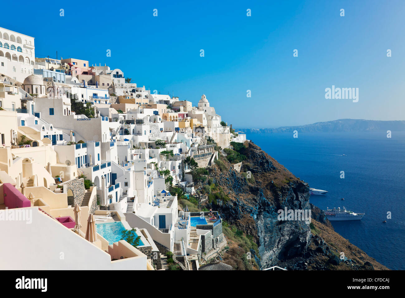 Erhöhten Blick auf Fira, Santorini (Thira), Kykladen, Ägäis, griechische Inseln, Griechenland, Europa Stockfoto