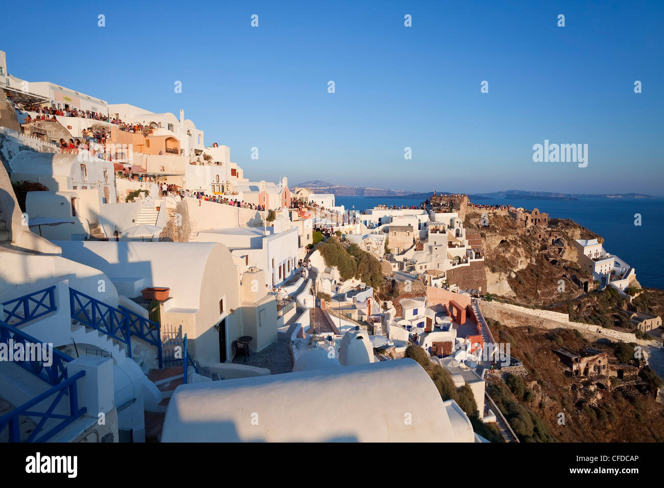 Dorf von Oia (La), Santorini (Thira), Kykladen, Ägäis, griechische Inseln, Griechenland, Europa Stockfoto