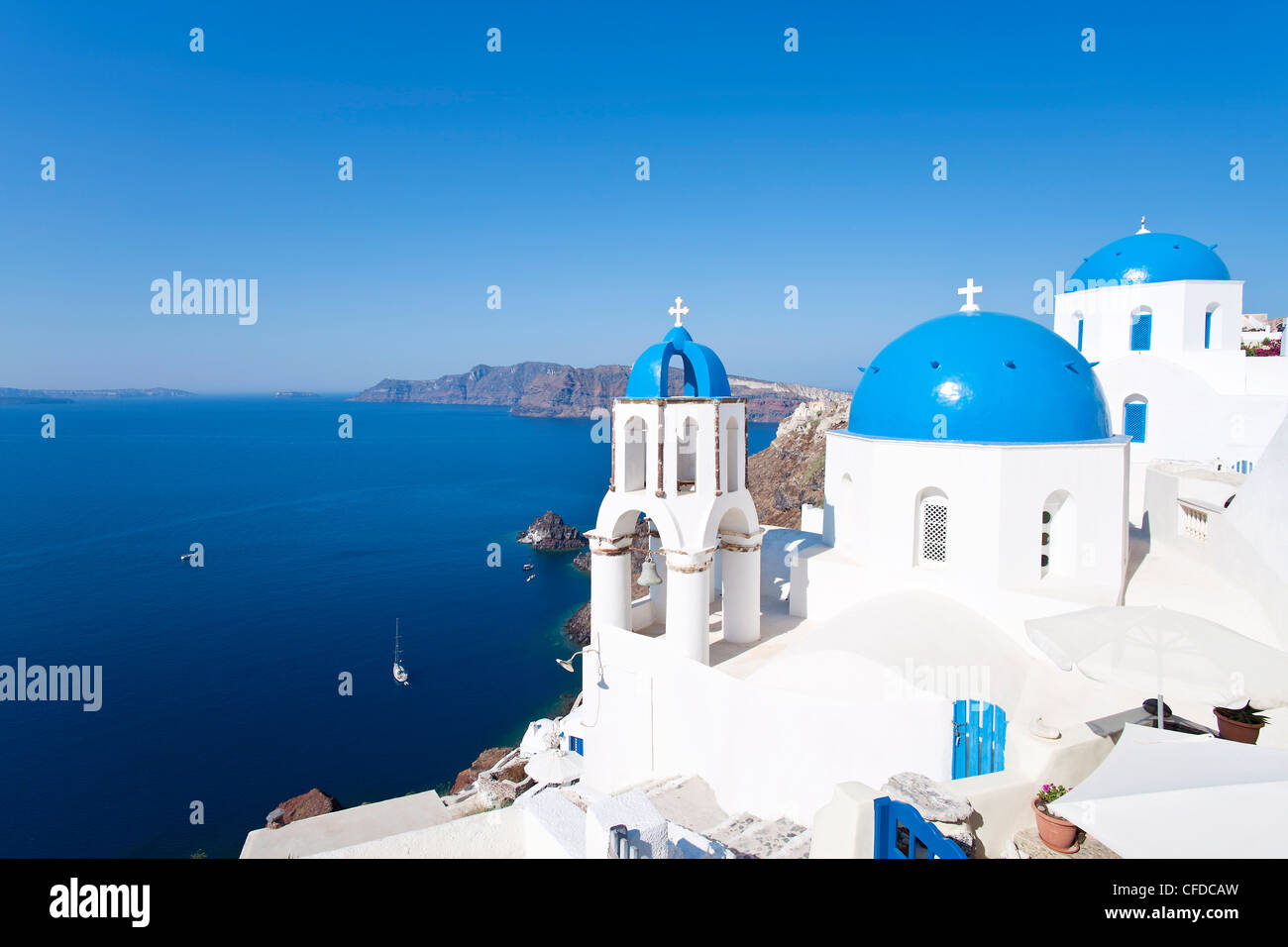 Blauen Kuppelkirchen in das Dorf Oia, Santorini (Thira), Kykladen, Ägäis, griechische Inseln, Griechenland, Europa Stockfoto