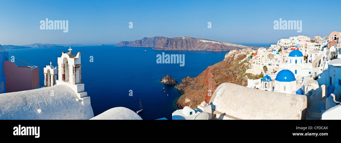 Blauen Kuppelkirchen in das Dorf Oia, Santorini (Thira), Kykladen, Ägäis, griechische Inseln, Griechenland, Europa Stockfoto