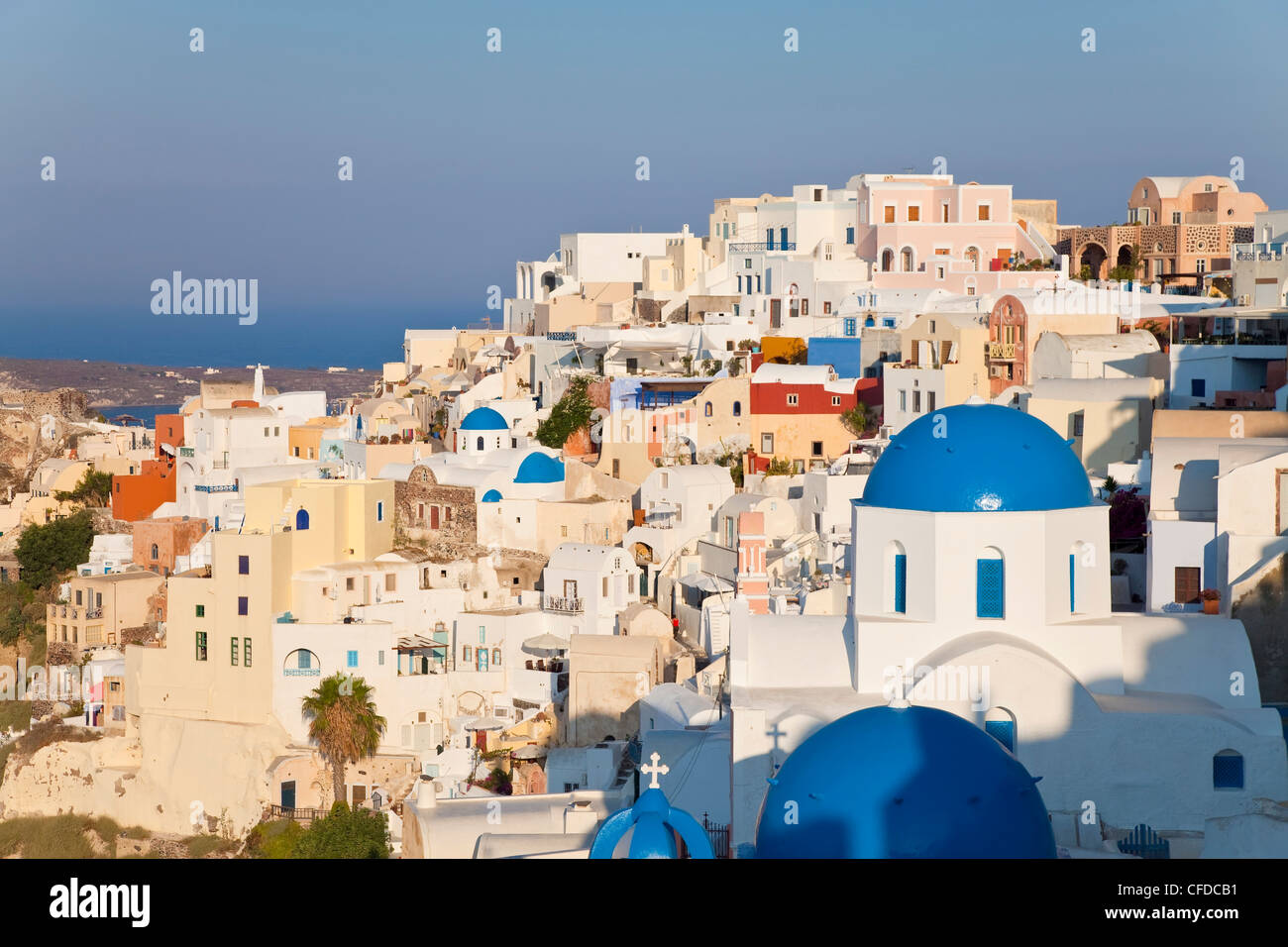 Blauen Kuppelkirchen in das Dorf Oia, Santorini (Thira), Kykladen, Ägäis, griechische Inseln, Griechenland, Europa Stockfoto