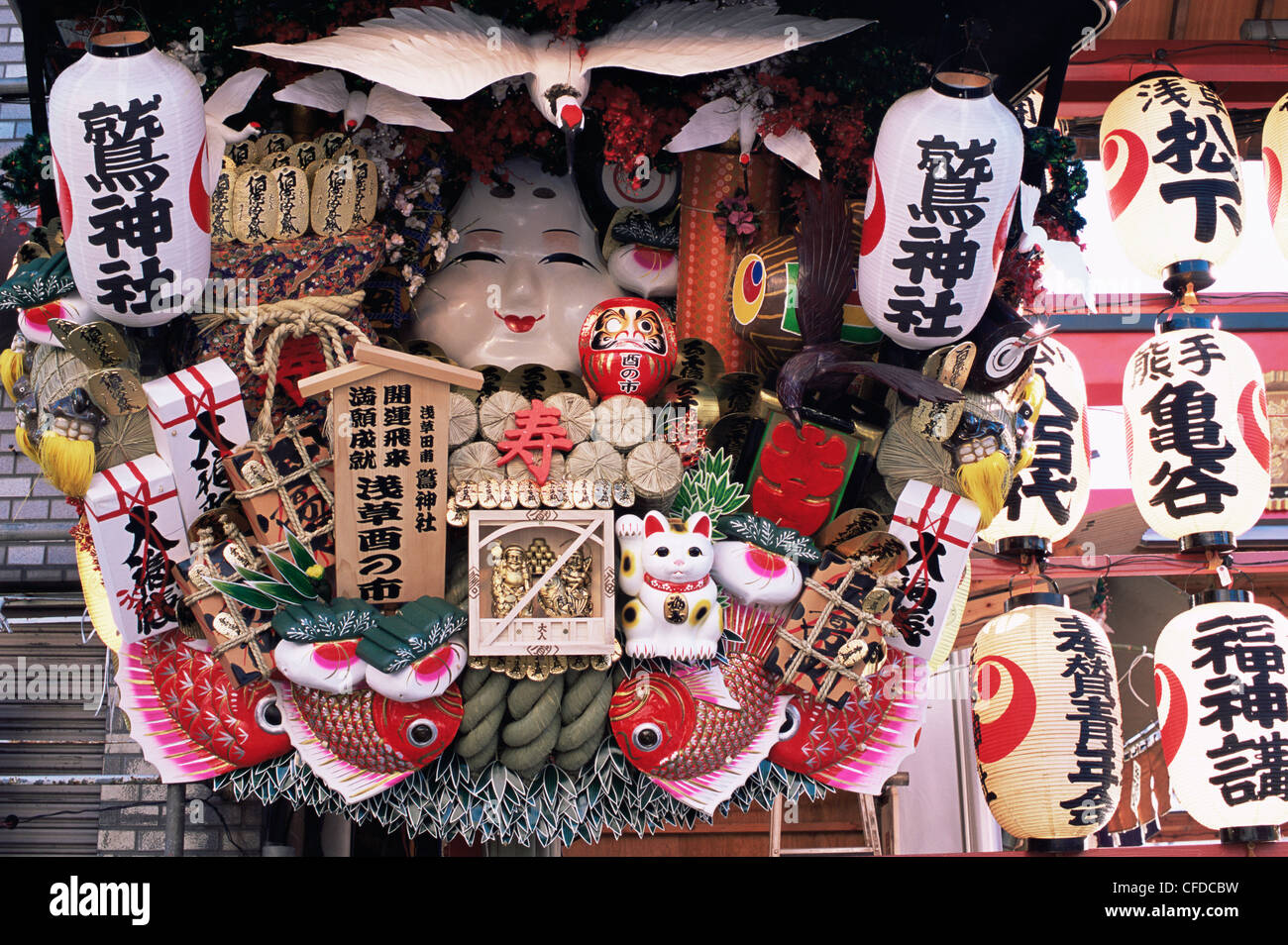 Japan, Honshu, Tokio, dekorative Glück Rechen zum Verkauf auf dem Tori-keine-Ichi-Festival Stockfoto