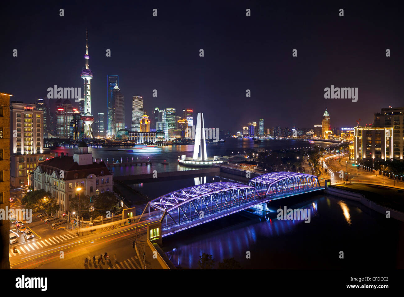 Neue Skyline von Pudong, Waibaidu (Garten) Brücke, Blick über den Huangpu-Fluss vom Bund, Shanghai, China, Asien Stockfoto
