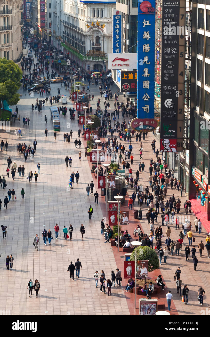 Fußgänger zu Fuß vorbei an Geschäften auf der Nanjing Road, Shanghai, China, Asien Stockfoto