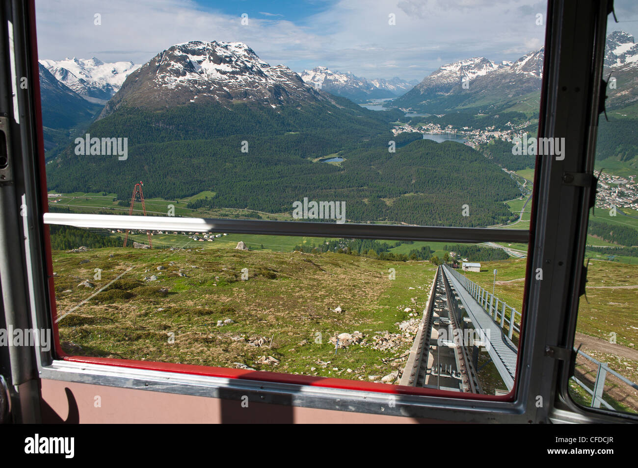 Seilbahn auf den Gipfel des Muottas Muragl in der Nähe von St. Moritz, Schweiz, Europa Stockfoto