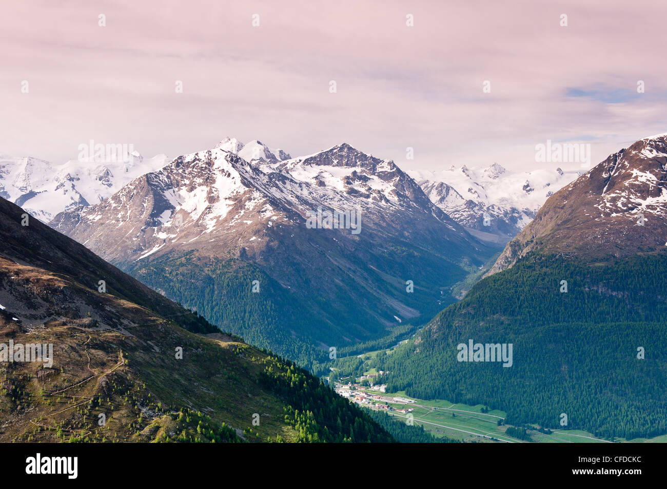 Bernina Bergkette von oben auf Muottas Muragl in der Nähe von St. Moritz, Schweiz, Europa Stockfoto