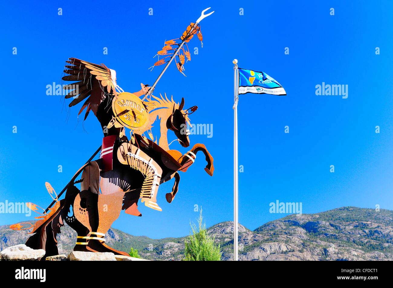 Eine Statue von einem Indianer mit Kopfschmuck, auf einem Pferd im Besucherzentrum in Osoyoos, Britisch-Kolumbien, Kanada Stockfoto