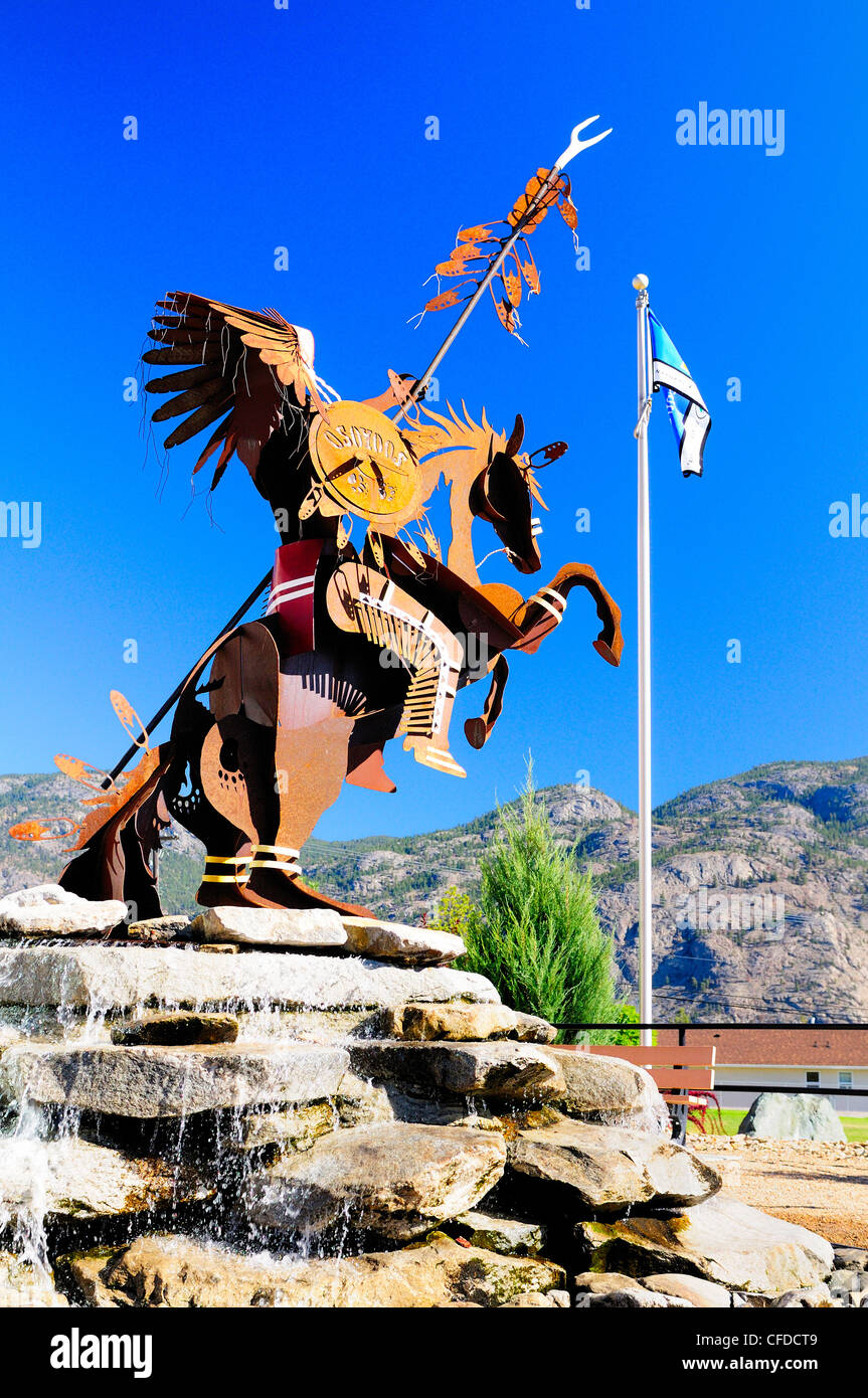 Eine Statue von einem Indianer mit Kopfschmuck, auf einem Pferd im Besucherzentrum in Osoyoos, Britisch-Kolumbien, Kanada Stockfoto