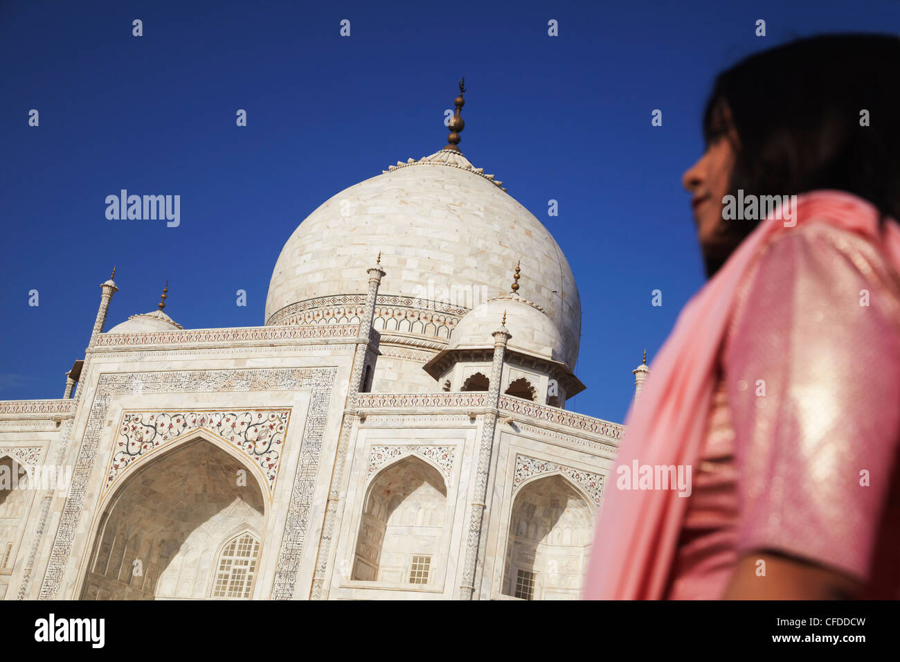 Frau im Sari am Taj Mahal, UNESCO-Weltkulturerbe, Agra, Uttar Pradesh, Indien, Asien Stockfoto