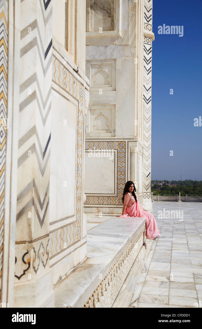 Frau im Sari am Taj Mahal, UNESCO-Weltkulturerbe, Agra, Uttar Pradesh, Indien, Asien Stockfoto