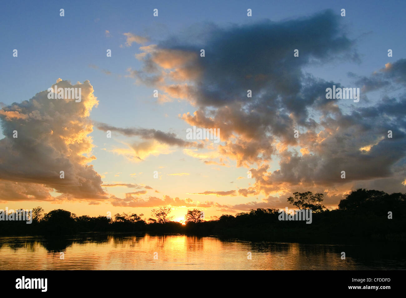 Sonnenuntergang auf der Pantanal Sumpfgebiete des südwestlichen Brasilien, Südamerika Stockfoto