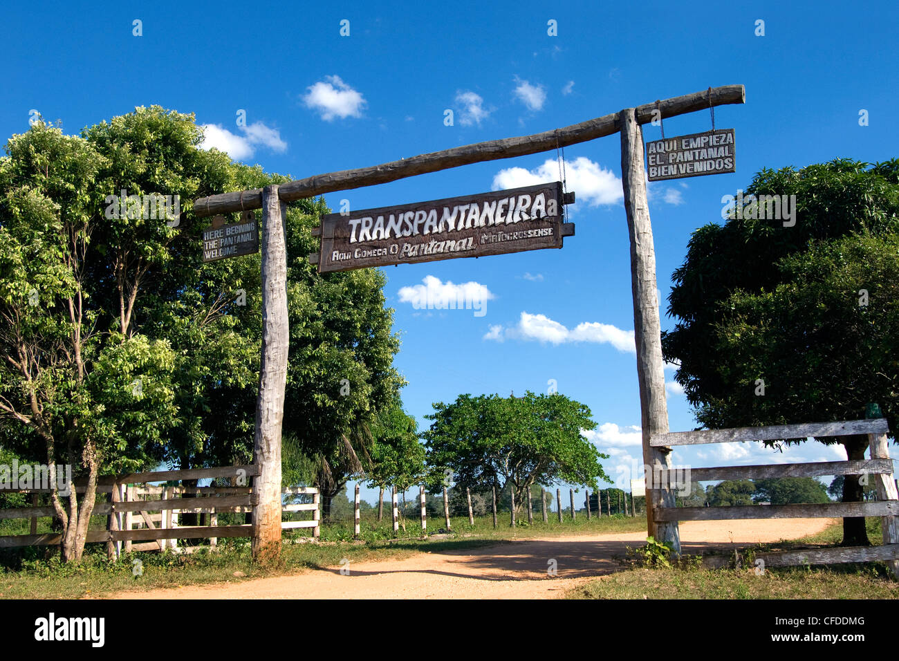 Trans-Pantanal Autobahn Ortseingangsschild, Pantanal Sumpfgebiete, südwestlichen Brasilien, Südamerika Stockfoto