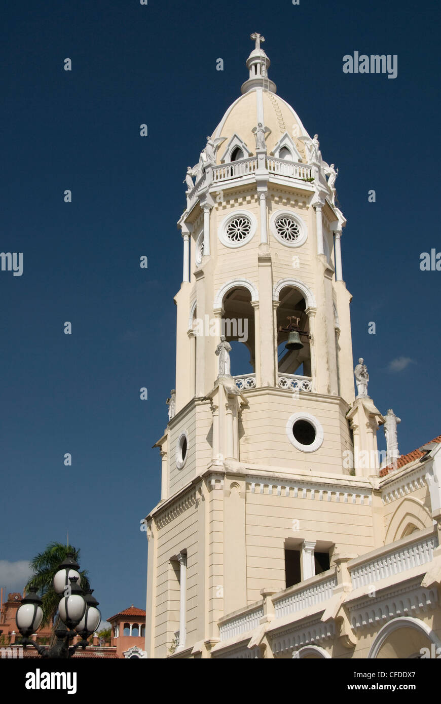 Der Glockenturm der Kirche und Kloster von San Francisco de Asis, Plaza Bolivar, Cosco Viejo, Panama City, Panama Stockfoto