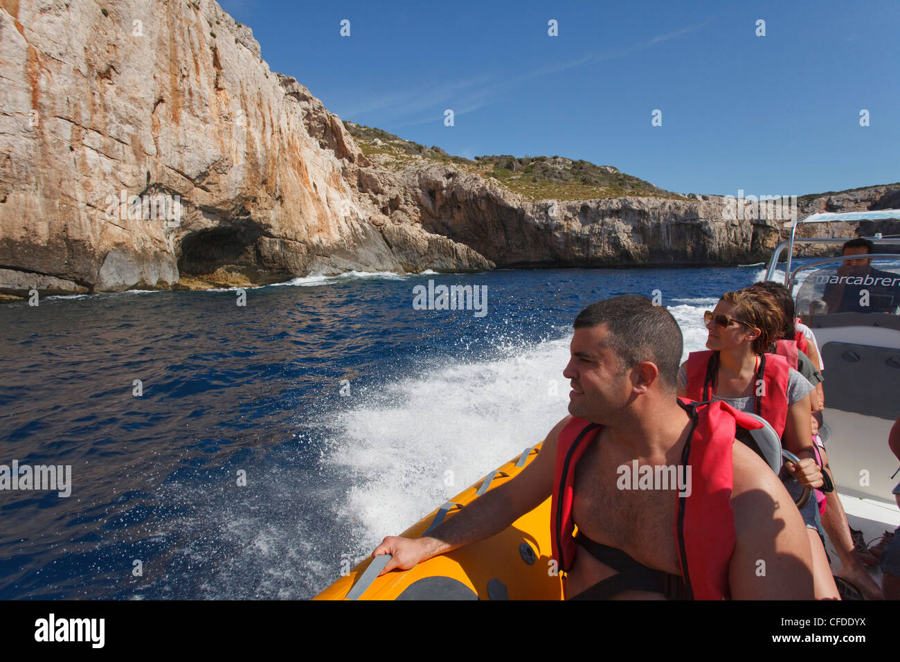 Menschen in einem Schnellboot vor Cabrera Insel, Balearen, Spanien, Europel Stockfoto