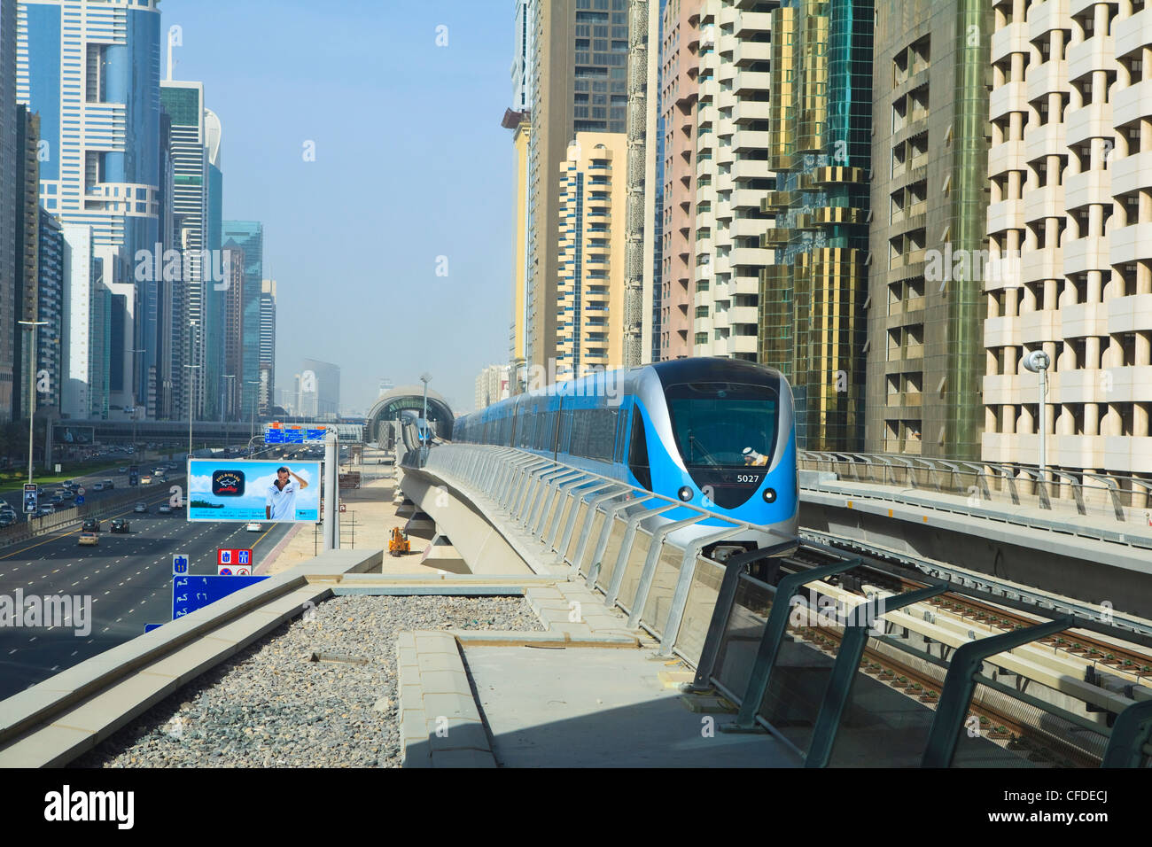 U-Bahn-Zug, Sheikh Zayed Road, Dubai, Vereinigte Arabische Emirate, Naher Osten Stockfoto