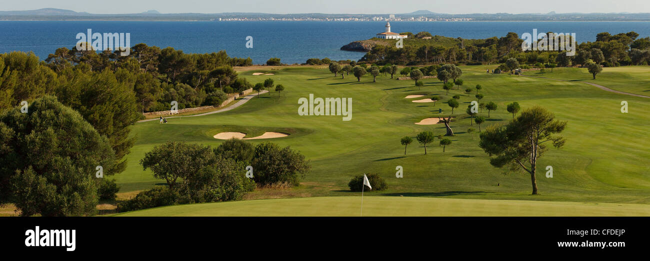 Blick auf Golfplatz an der Küste, Club de Golf Alcanada, Isla d'Alcanada, Mallorca, Balearische Inseln, Spanien, Europa Stockfoto