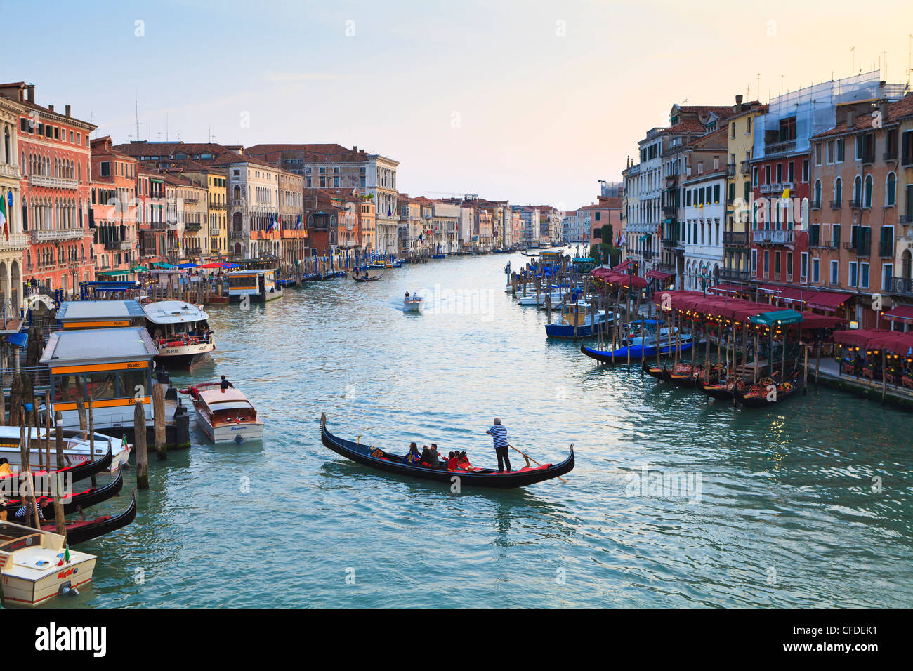 Eine Gondel, die Überquerung des Canal Grande, Venedig, UNESCO World Heritage Site, Veneto, Italien, Europa Stockfoto