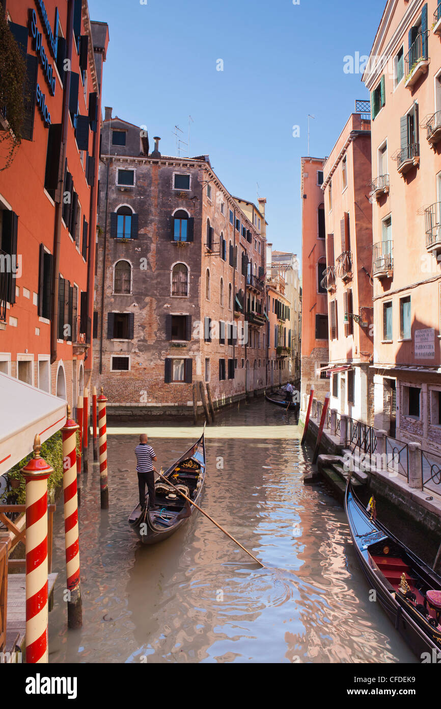 Eine Gondel auf einem Kanal in Venedig, UNESCO World Heritage Site, Veneto, Italien, Europa Stockfoto