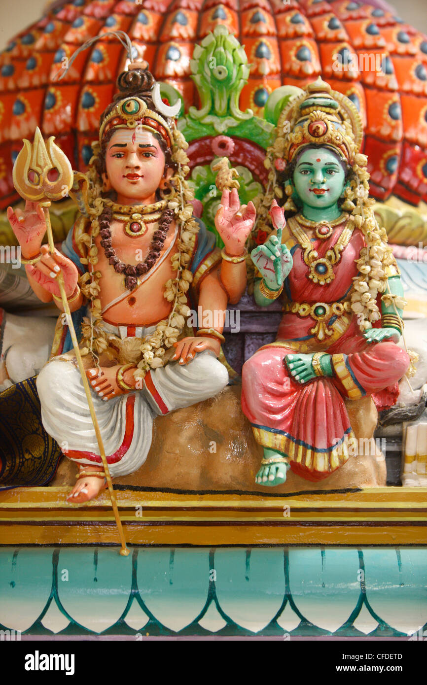 Nahaufnahme von Shiva und Parvati Statuen in Hindu-Tempel, Frankreich, Europa Stockfoto