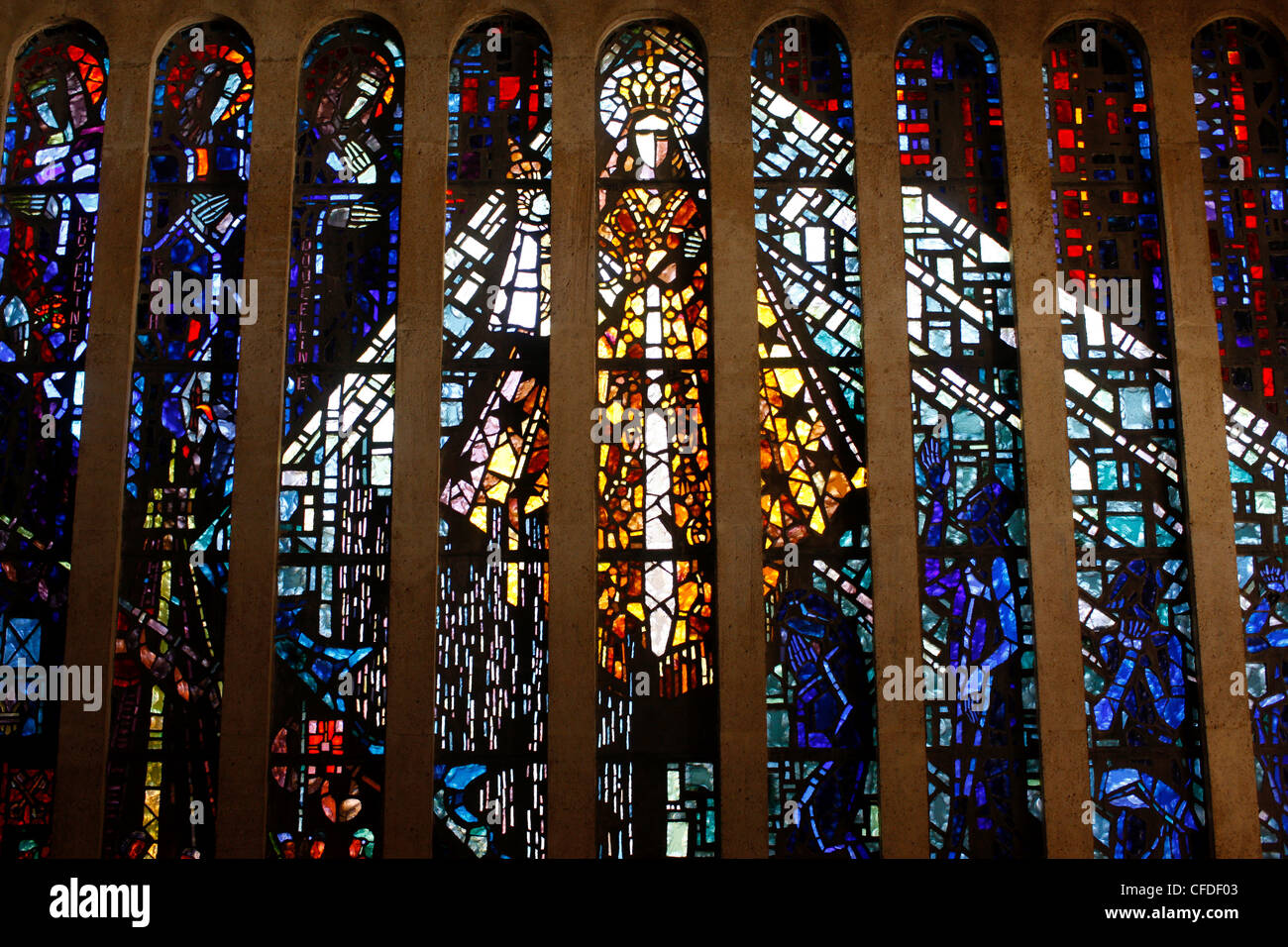 Glasmalerei mit Mary in der Notre-Dame de Trost Kirche, von Gabriel Loire, Hyeres, Var, Provence, Frankreich, Europa Stockfoto