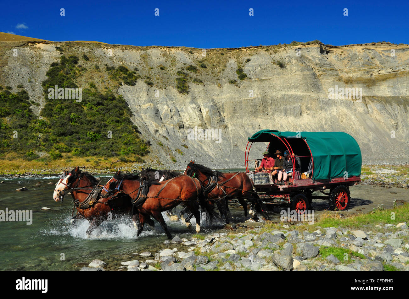 Menschen in Pferd und Wagen, Ahuriri River, Südinsel, Neuseeland Stockfoto