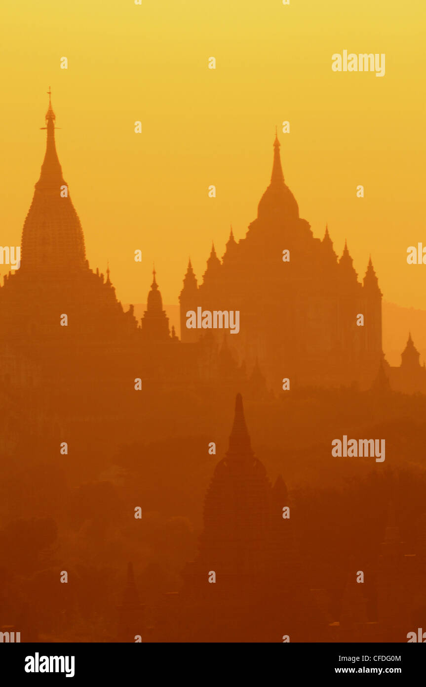 Silhouetten der Tempel von der zerstörten Stadt Bagan bei Sonnenaufgang, Myanmar, Asien Stockfoto