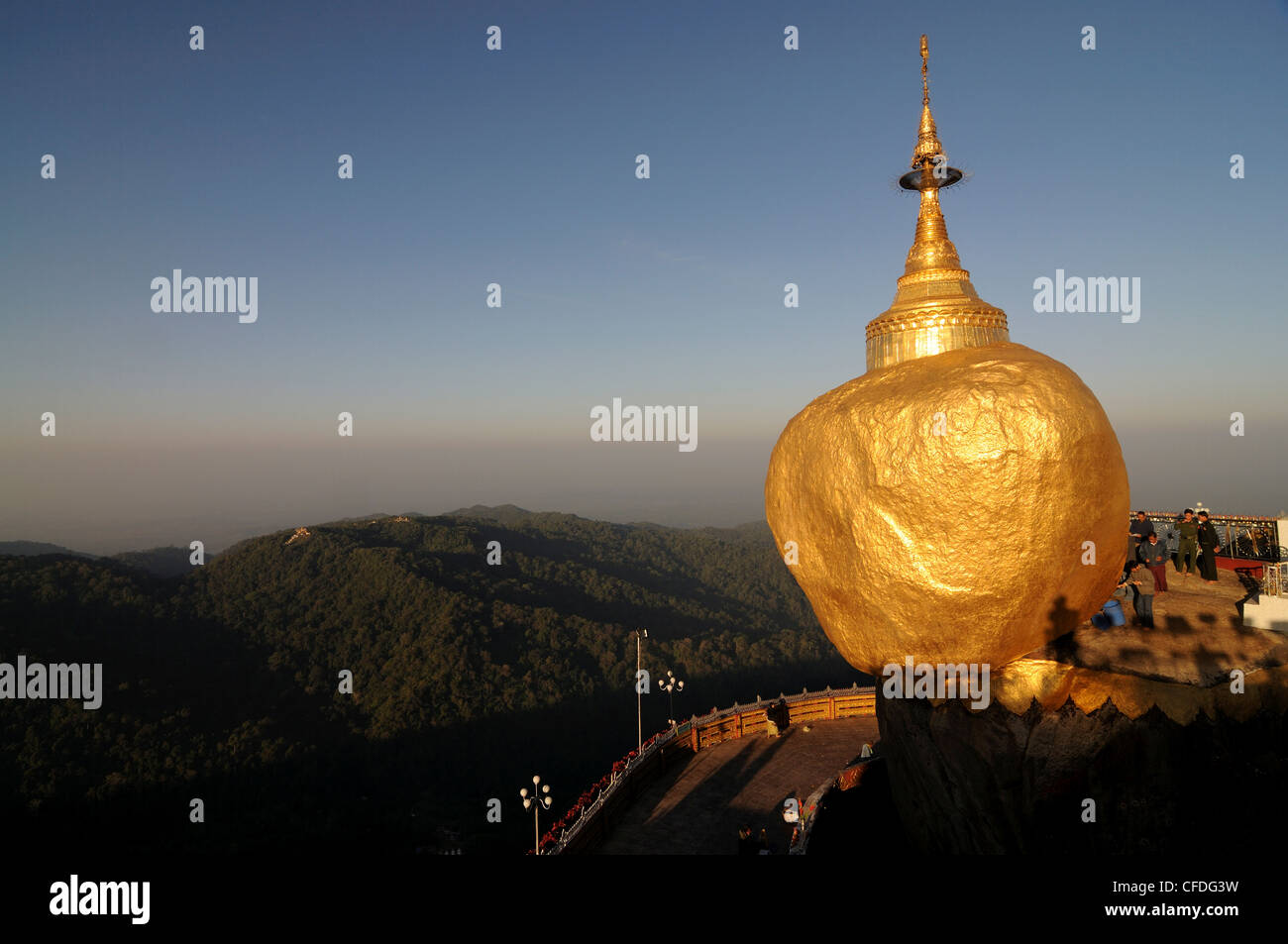 Kyaiktiyo-Pagode bekannt als Golden Rock auf Mount Kyaiktiyo, Myanmar, Asien Stockfoto