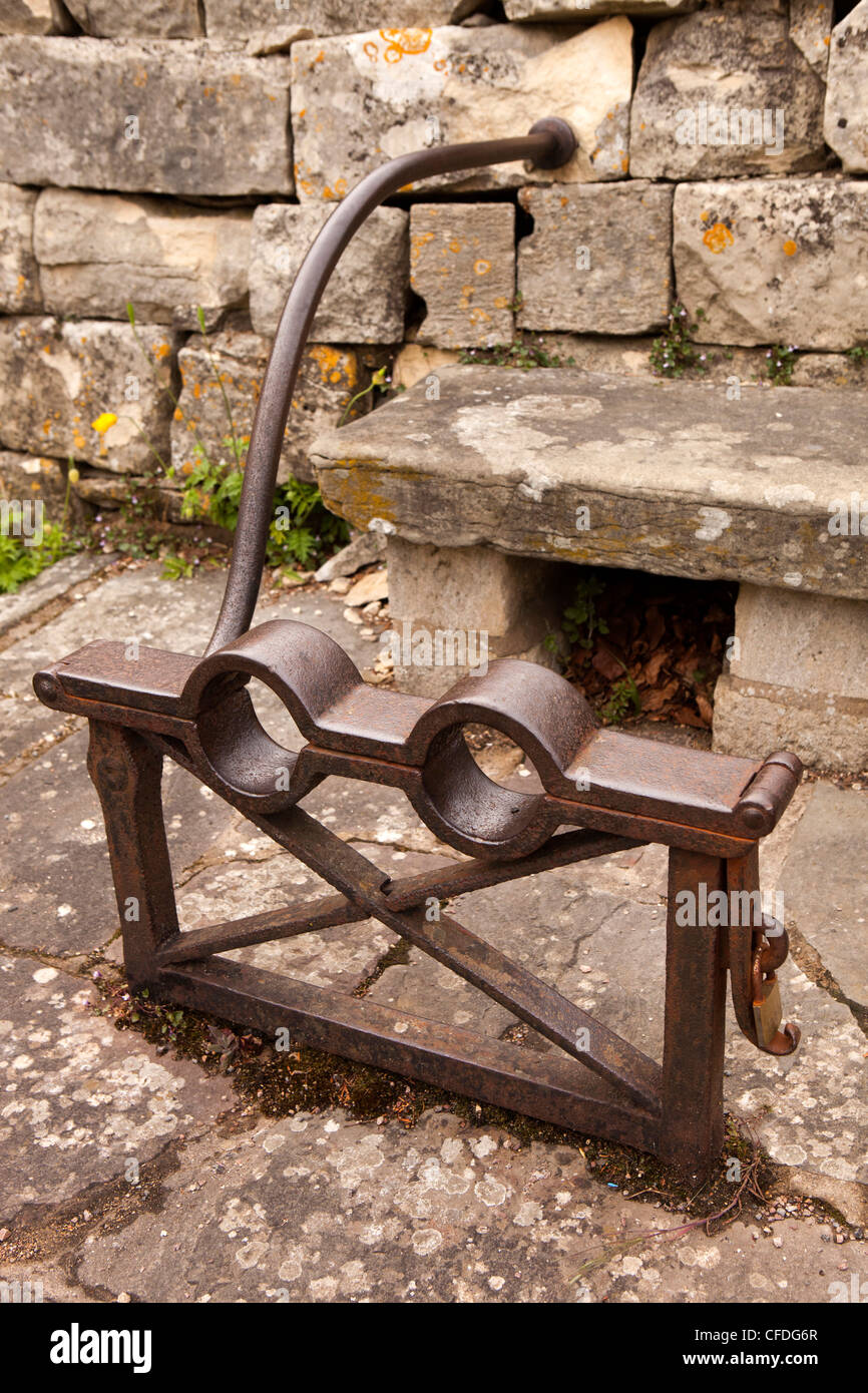 UK, Gloucestershire, Stroud, Painswick, historische Eisen Spektakel Bestände am Rand der Kirchhof Stockfoto