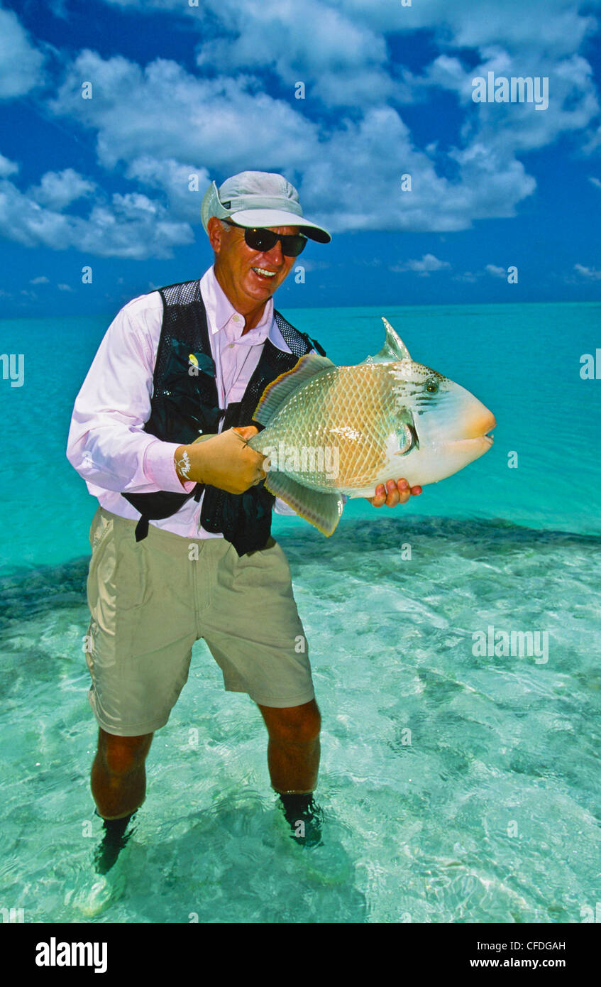 Mann mit Papagei Fische, Seychelle Islands, Seychellen Stockfoto