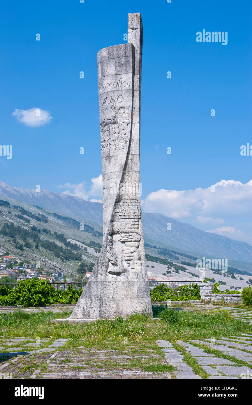 Statue von hängenden Frau, Gjirokaster, UNESCO World Heritage Site, Albanien, Europe Stockfoto