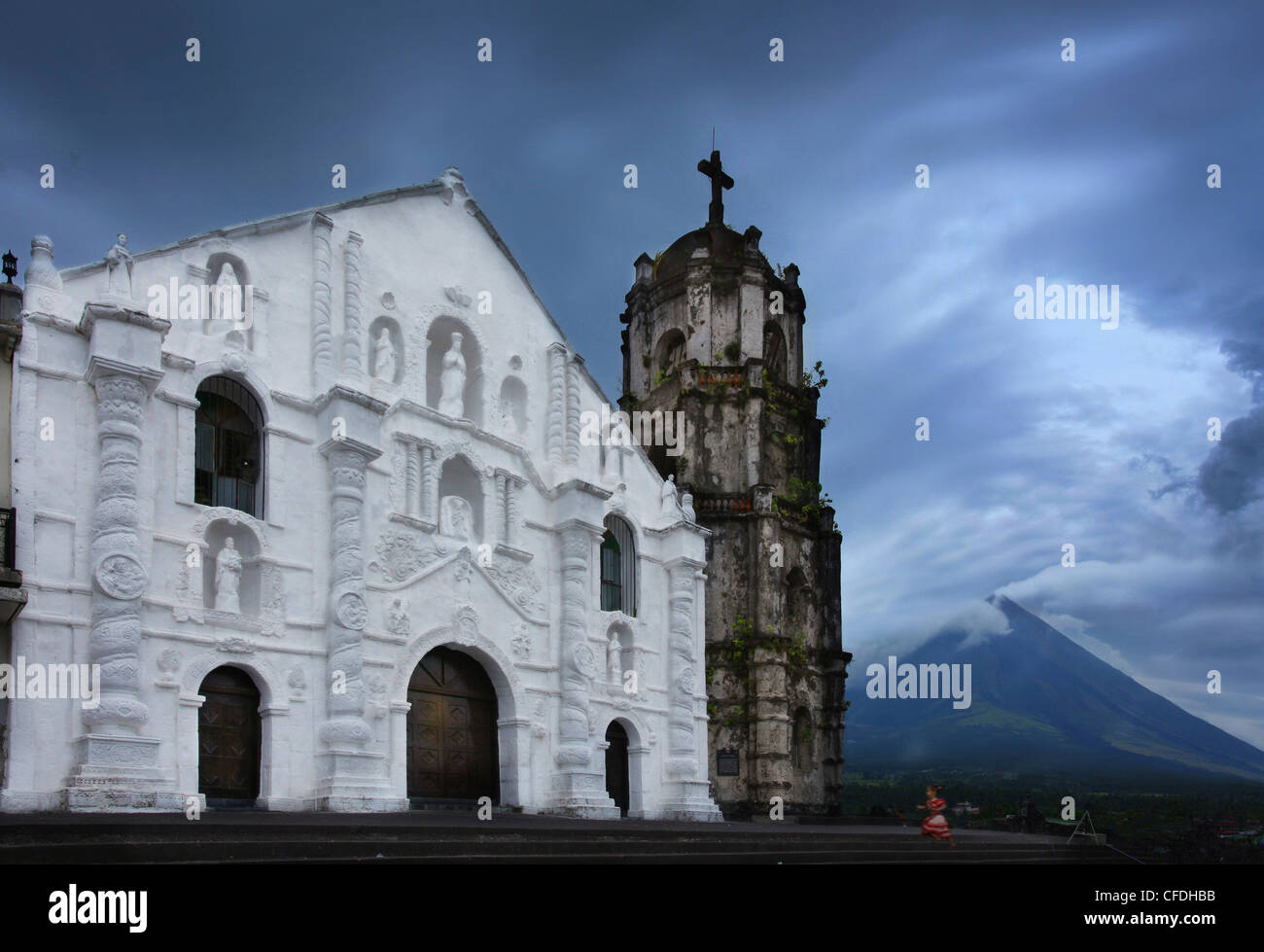 Daraga Kirche und dampfenden Vulkan Mayon, Legazpi, Insel Luzon, Philippinen, Asien Stockfoto