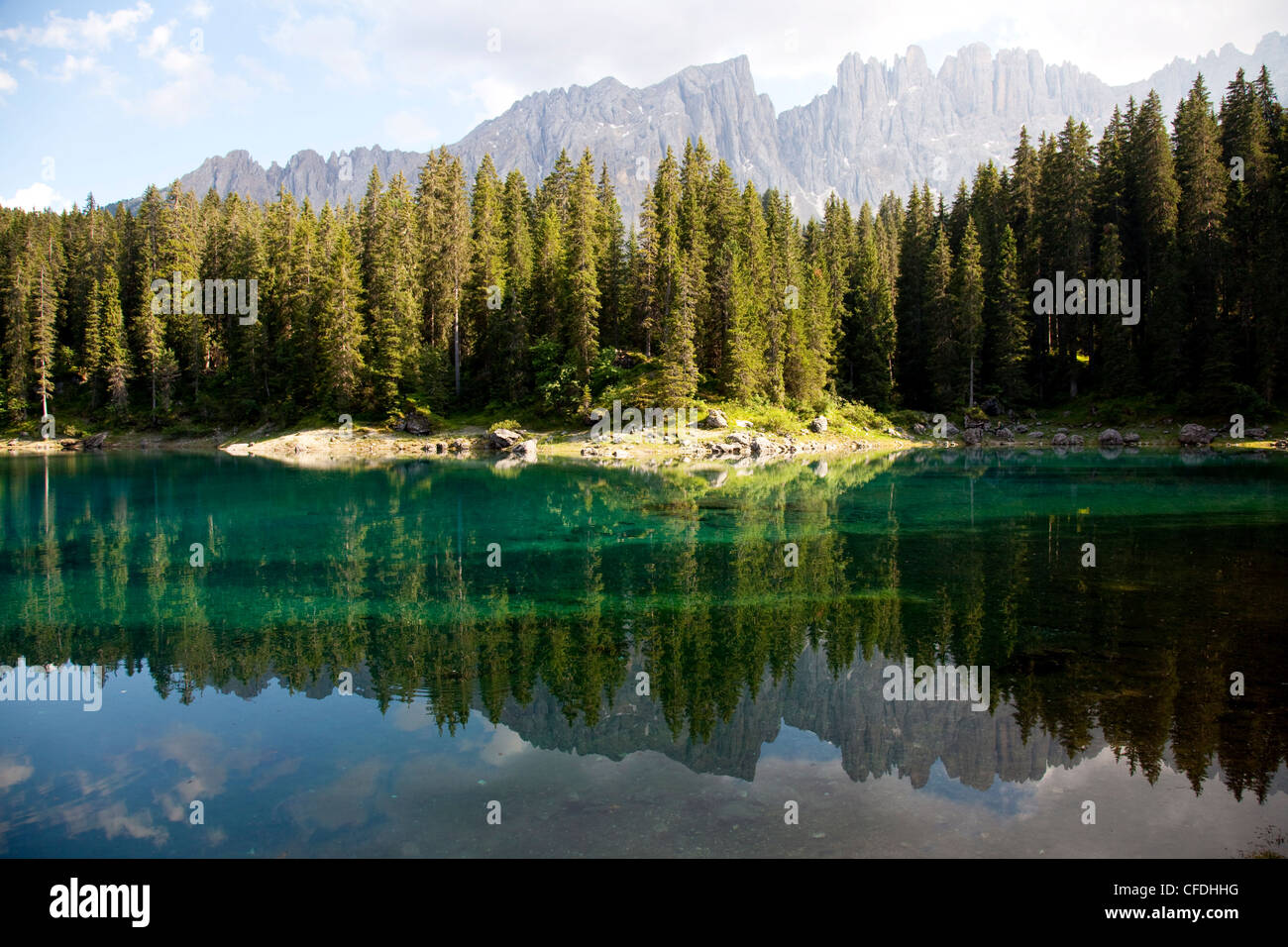 Der Karersee (Lago di Carezza), ein Bergsee in den Dolomiten, Provinz Bozen, Südtirol, Italien, Europa Stockfoto