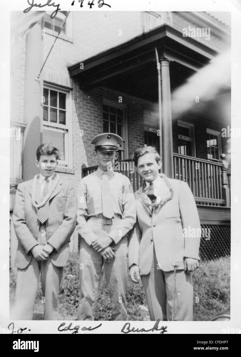 US-Marine posiert mit seinen Brüdern im Juli 1942 Familie militärische 1940er Jahren beste Generation Stockfoto