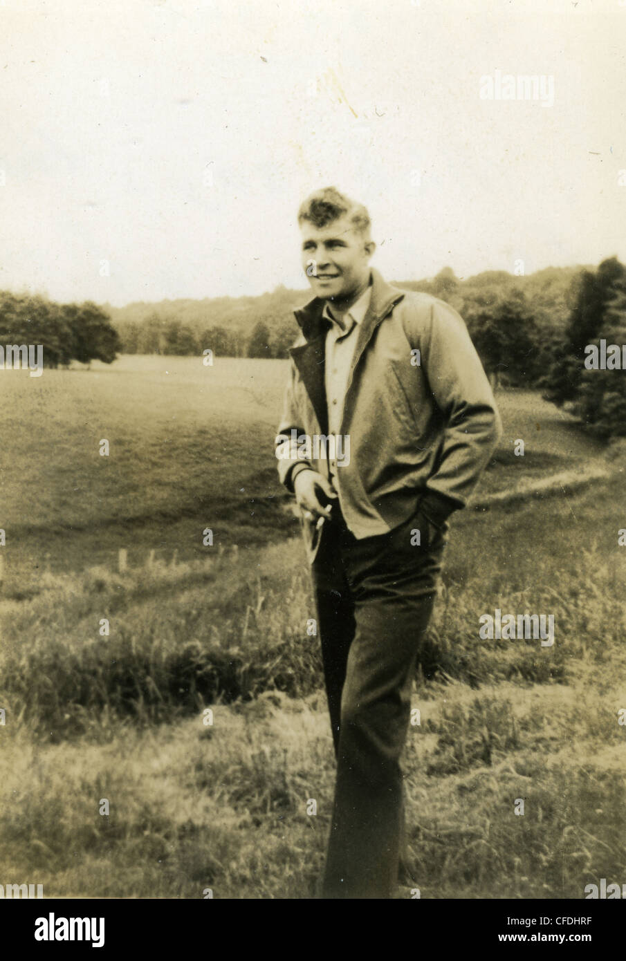 Junge modische Mann während des zweiten Weltkriegs 1940er Jahren größte Generation Rauchen Zigarette Raucher Ländliches Motiv Bauernhof Stockfoto